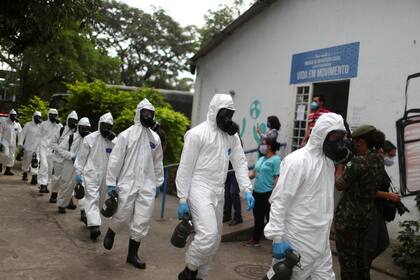 Tareas de desinfección por el coronavirus en un barrio de Río de Janeiro