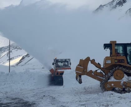 Tareas de despeje de nieve en la zona cordillerana del Cristo Redentor, en Mendoza