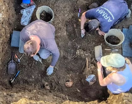 Tareas de exhumación en junio 2026 en el cementerio de Mansilla de las Mulas, León, en donde se buscan los cuerpos de cuatro personas asesinadas en diciembre de 1936.
