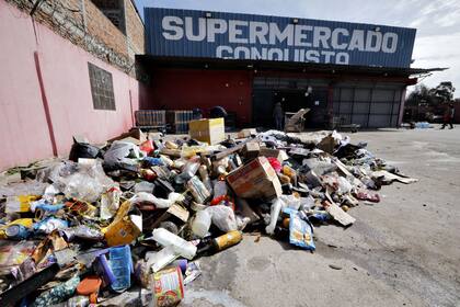 Tareas de limpieza y reconstrucción del Supermercado Conquista de la localidad de Moreno, que fue saqueado hace unos días