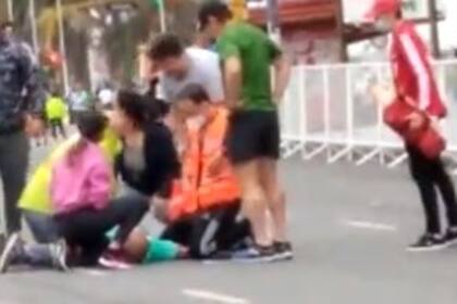 Tareas de reanimación durante la media maratón de Mar del Plata