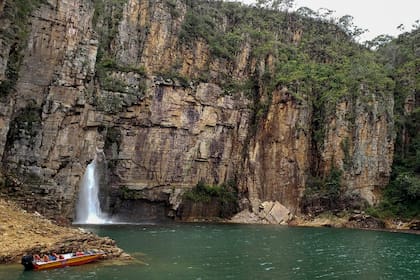 Tareas de rescate a cargo del Departamento de Bomberos de Minas Gerais luego de la caída de una roca de un acantilado y alcanzando a lanchas con turistas