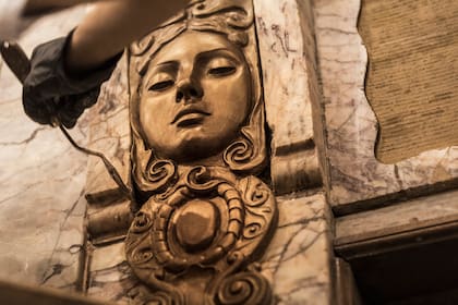 Tareas de restauración de los ornamentos del Molino