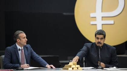 Tareck El Aissami, a la izquierda, desapareció de la escena pública al mismo tiempo que se suspendieron las operaciones en petros.