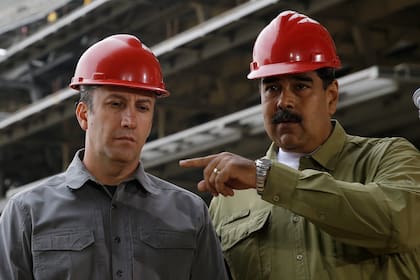 Tareck El Aissami, cuando era vicepresidente ejecutivo de Venezuela, junto a Nicolás Maduro, en mayo de 2018. Ahora está detenido, acusado por corrupción.