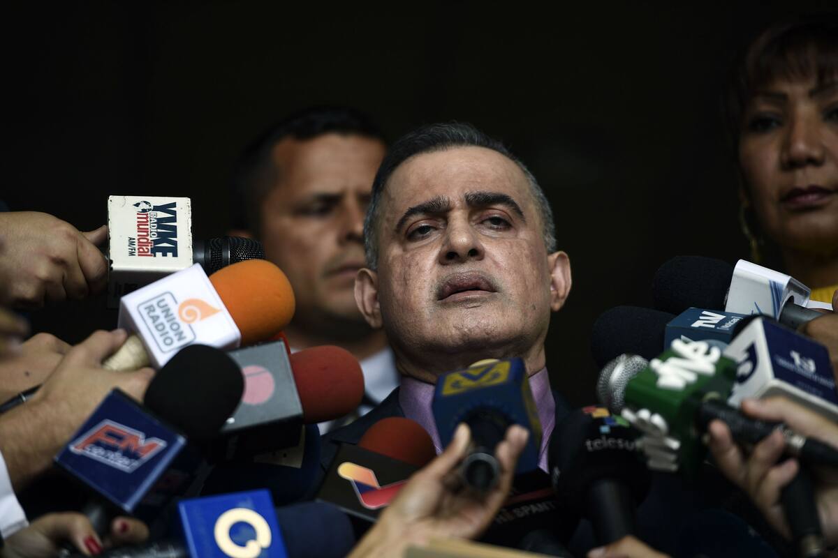Tarek William Saab, el fiscal general de Venezuela y aliado de Maduro, pidió hoy el bloqueo del pasaporte y de las cuentas de autoproclamado presidente encargado Juan Guaidó