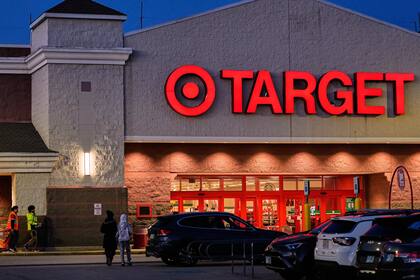 Target brinda grandes ofertas para que los consumidores aprovechen durante la época navideña (AP foto/Charles Krupa)