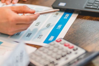 Los clientes residenciales estuvieron subsidiando a los usuarios comerciales e industriales, lo que llevó a una revisión de los aranceles (Canva)