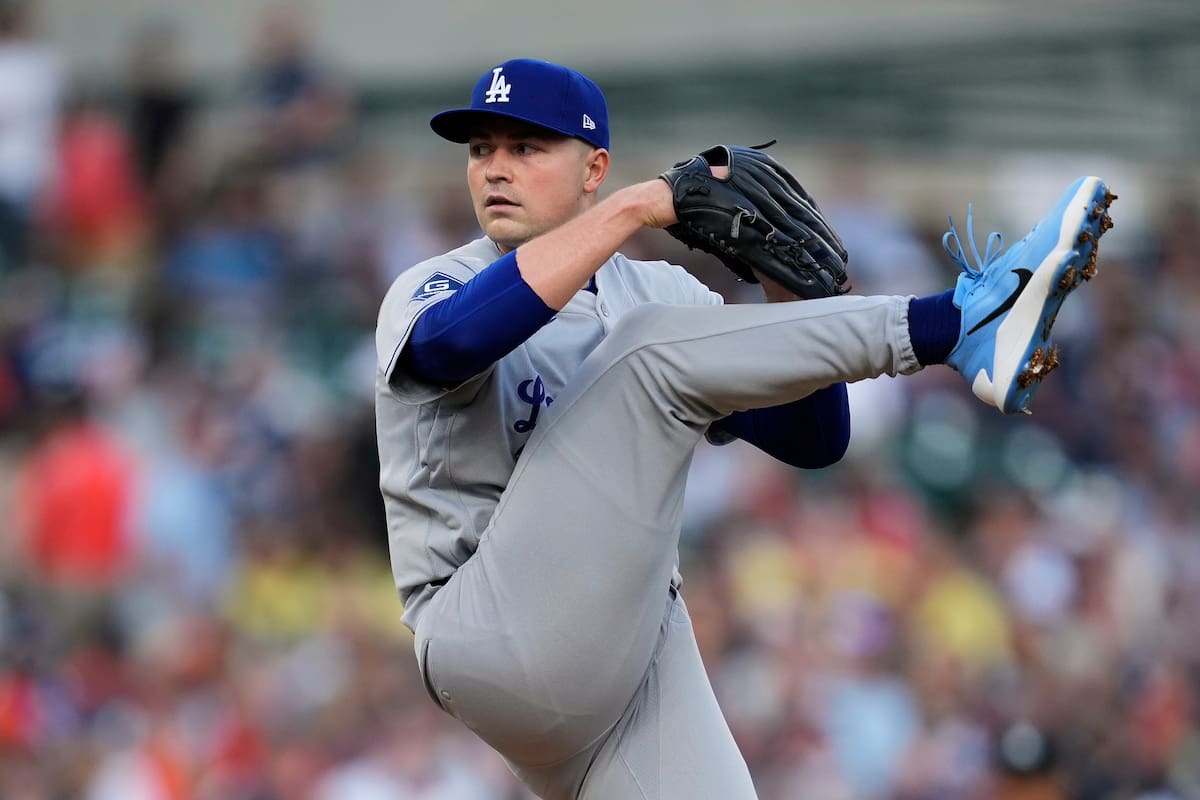 Tarik Skubal, de los Dodgers de Los Ángeles, lanza ante los Tigres de Detroit en el primer inning de
