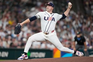 Tarik Skubal, lanzador abridor de los Estados Unidos, lanza durante la primera entrada de un juego del Clásico Mundial de Béisbol contra Gran Bretaña, el sábado 7 de marzo de 2026, en Houston