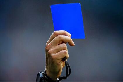 Tarjeta azul en el fútbol: una posibilidad que consistía en una suspensión de 10 minutos en un partido, pero quedó atrás dada la decisión en la reunión de IFAB en Escocia.