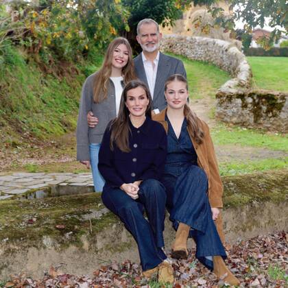 Tarjeta navideña del Rey Felipe VI y la Reina Letizia, junto a la princesa heredera Leonor y la Infanta Sofía