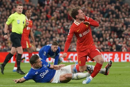 Tarkowski del Everton se salva de expulsión por dura entrada sobre Mac Alister de Liverpool