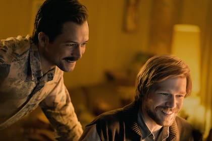 Taron Egerton en la piel de Henk Rogers, junto a Alexey Pajitnov (Nikita Afremov).