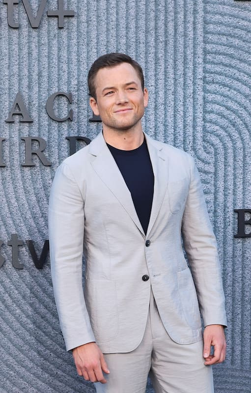 Taron Egerton en la premiere de Black Bird en Los Angeles, California