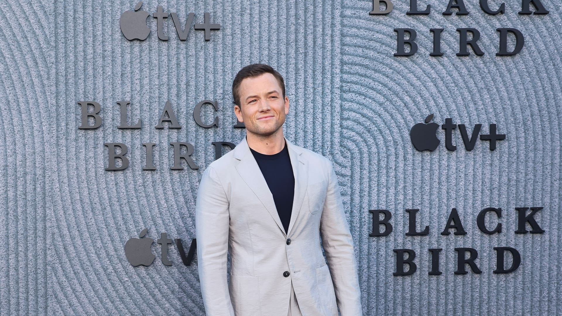 Taron Egerton en la premiere de Black Bird en Los Angeles, California