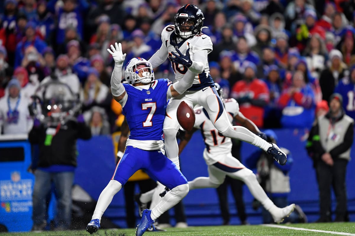 Taron Johnson (7), izquierda, de los Bills de Buffalo hace contacto con Jerry Jeudy (10), de los Broncos de Denver, durante la segunda mitad del juego de la NFL, el lunes 13 de noviembre de 2023, en Orchard Park, Nueva York. A Johnson le marcaron interferencia de pase en la jugada, permitiendo que los Broncos se pusieran a distancia de gol de campo para ganar el partido. (AP Foto/Adrian Kraus)
