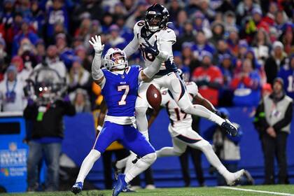 Taron Johnson (7), izquierda, de los Bills de Buffalo hace contacto con Jerry Jeudy (10), de los Broncos de Denver, durante la segunda mitad del juego de la NFL, el lunes 13 de noviembre de 2023, en Orchard Park, Nueva York. A Johnson le marcaron interferencia de pase en la jugada, permitiendo que los Broncos se pusieran a distancia de gol de campo para ganar el partido. (AP Foto/Adrian Kraus)