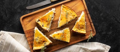 Tarta de cebolla, pasas de uva y gruyere.