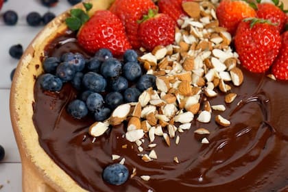 Tarta de frutos rojos y frutas secas.