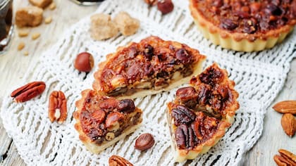 Tarta de nueces, frutos secos y miel