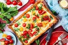 Tarta hojaldrada de tomates y queso