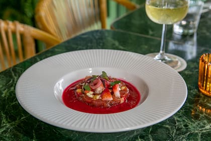 Tartare de atún, con gazpacho de frutilla, tomate y alioli.