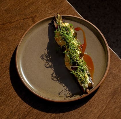 Tartare de ciervo en una galleta marinera, con una salsa de vitello tonatto (más recostada sobre las alcaparras que sobre el atún)