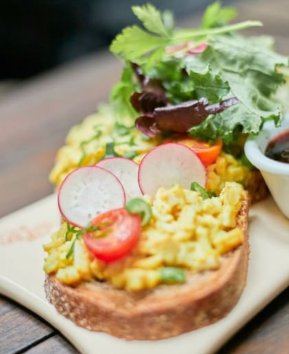 Tartine de pollo con curry
