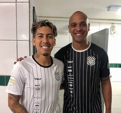 Tássio junto a Roberto Firmino
