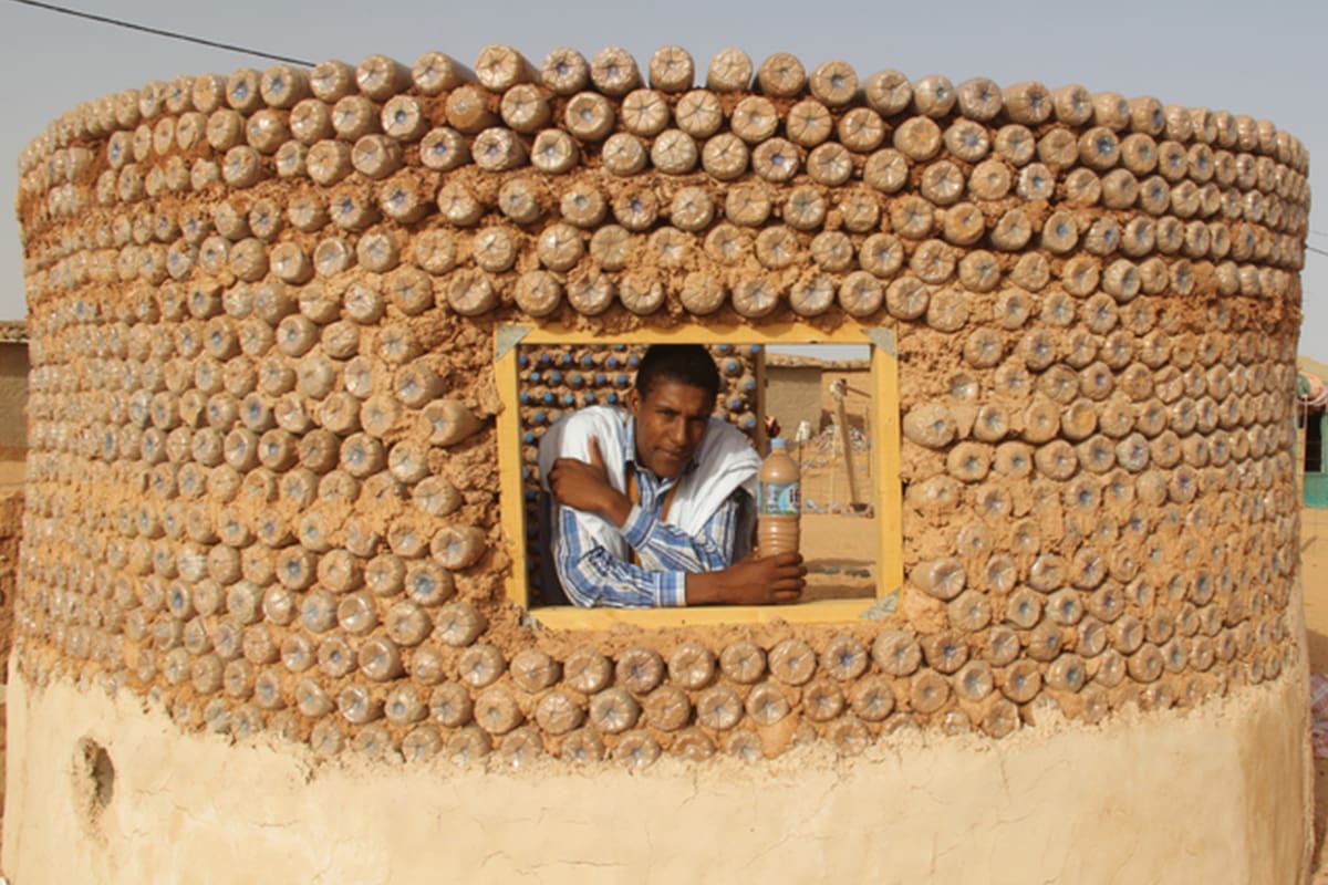 Tateh Lehbib Breica ideó viviendas con botellas de plástico rellenas de arena para adaptarse a las condiciones del desierto del Sáhara