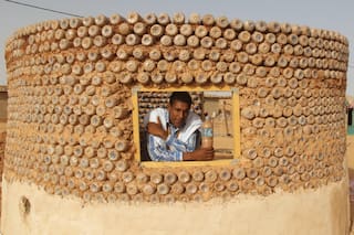Tateh Lehbib Breica, refugiado de 36 años: construyó una casa para su abuela con botellas y ayudó a 50 personas