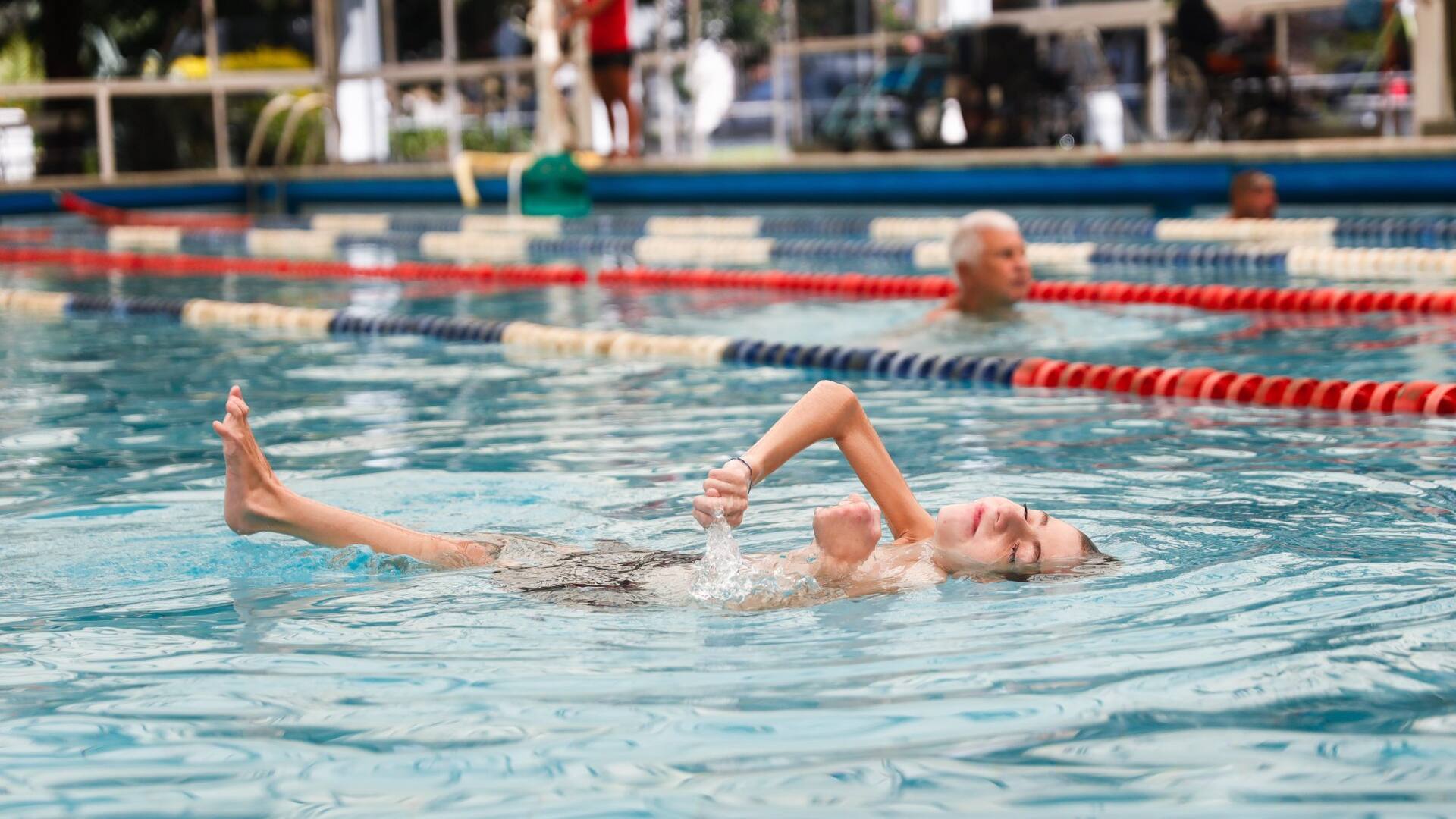 Tati durante sus clases de natación en una pileta de la ex Agencia Nacional de Discapacidad