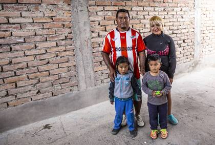 Tatiana con su papá, Leo (47), y sus hermanitos, Jairo (4) y Fabrizio (5)