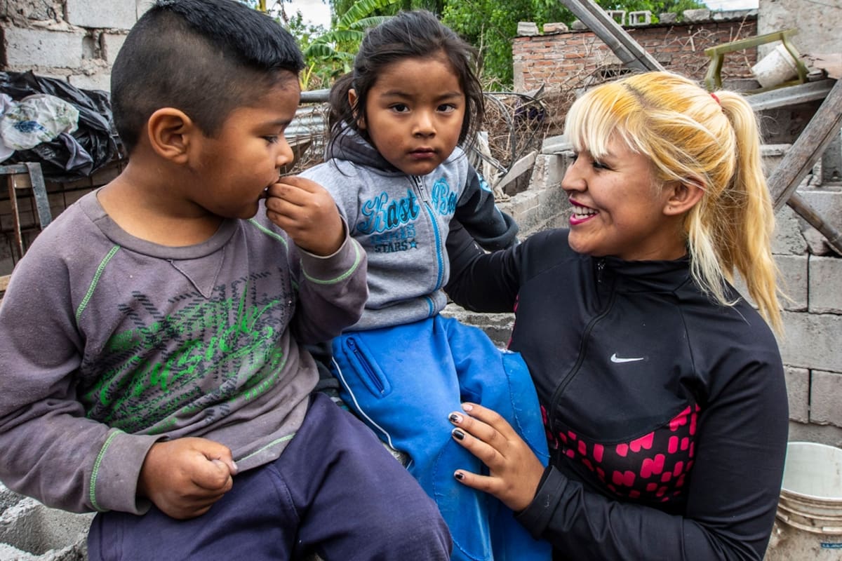 Tatiana tiene 18 años y cría a sus dos hermanitos; la sentenciaron a cuatro años de prisión domiciliaria