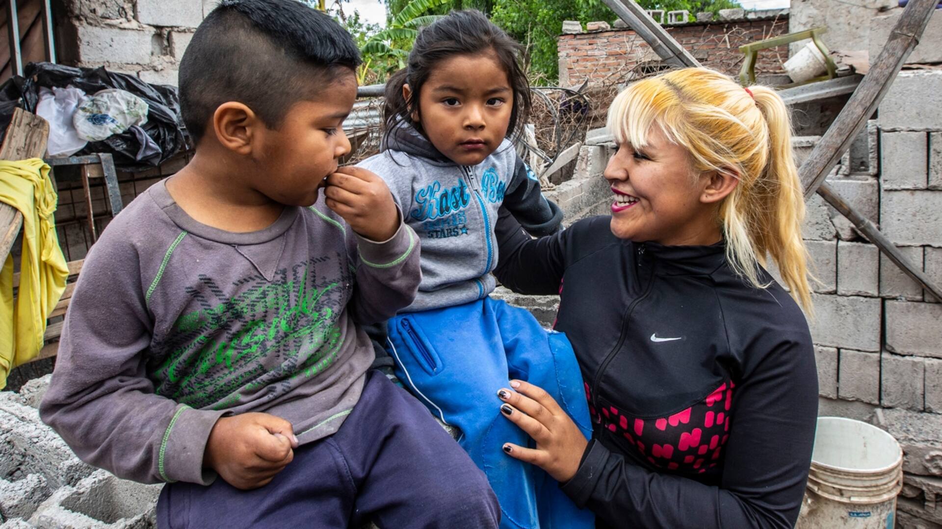 Tatiana tiene 18 años y cría a sus dos hermanitos; la sentenciaron a cuatro años de prisión domiciliaria