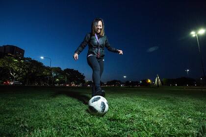 Tatiana Monroy, entrenadora de Excursionistas en un entrenamiento en la plaza de La Pampa y Figueroa Alcorta