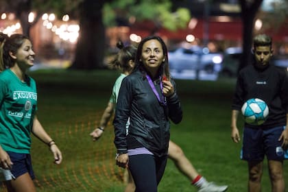 Tatiana Monroy, entrenadora de Excursionistas en un entrenamiento en la plaza de La Pampa y Figueroa Alcorta