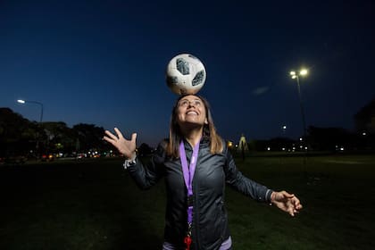 Tatiana Monroy, entrenadora de Excursionistas en un entrenamiento en la plaza de La Pampa y Figueroa Alcorta