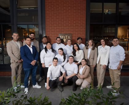 Tatiana Mora y Miguel Guerra son los dueños de MITA, un restaurante que reversiona la gastronomía latinoamericana con ingredientes únicamente de procedencia vegetal