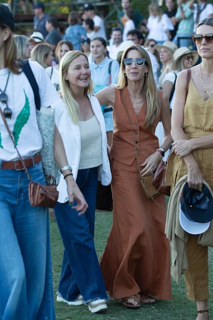 Tatiana Pieres -con un conjunto de chaleco y falda larga- celebró el triunfo de su hermano.