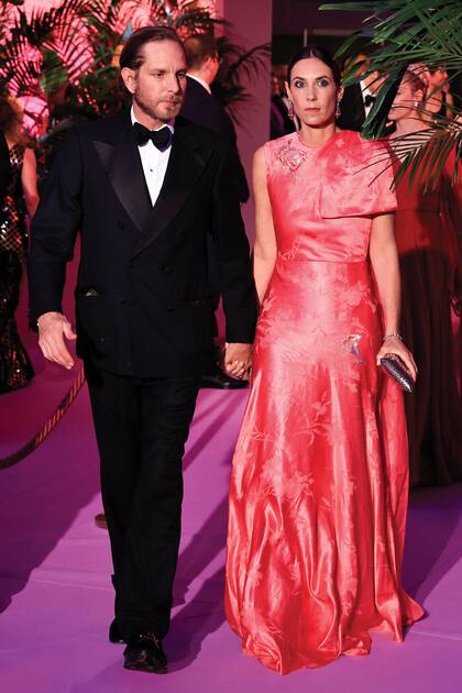 Tatiana Santo Domingo, nuera de Carolina, prefirió un traje metalizado en tono coral con detalle de cuentas y un gran lazo en un hombro, de la firma Erdem, que combinó con un rodete bajo bien pulido. Su marido, Andrea Casiraghi, vistió smoking negro.