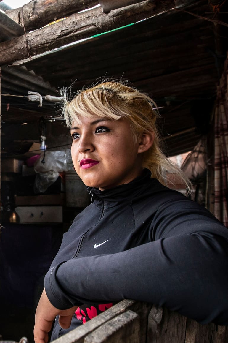 Tatiana tiene 18 años y cría a sus dos hermanitos; la sentenciaron a cuatro años de prisión domiciliaria