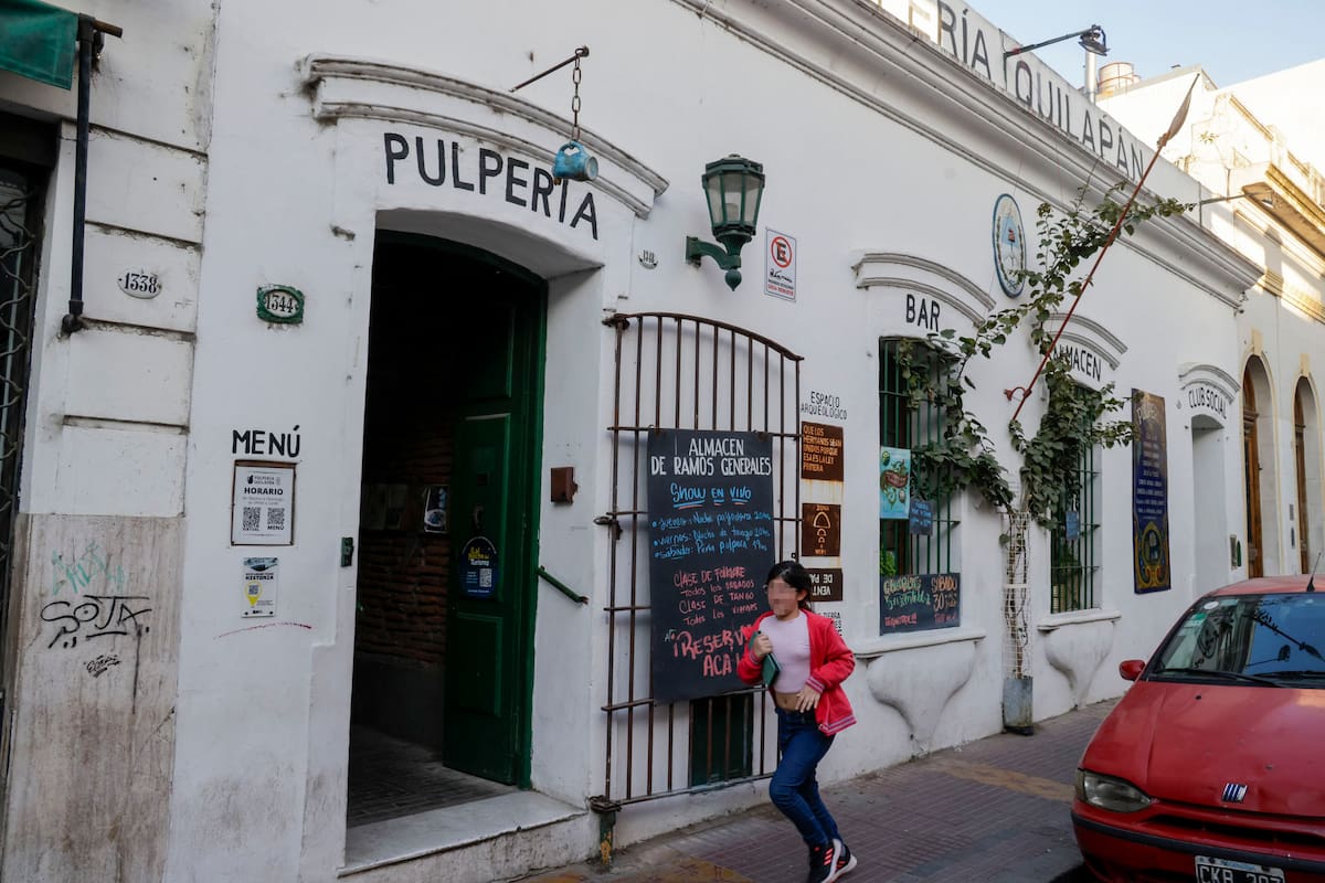 Tatiana y Gregorio Fabre compraron en 2012 la casona situada en Defensa al 1300 para convertirla en la Pulpería Quilapán
