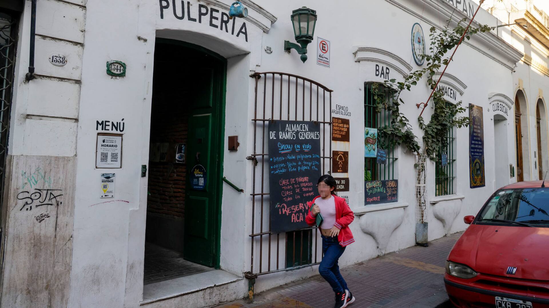 Tatiana y Gregorio Fabre compraron en 2012 la casona situada en Defensa al 1300 para convertirla en la Pulpería Quilapán
