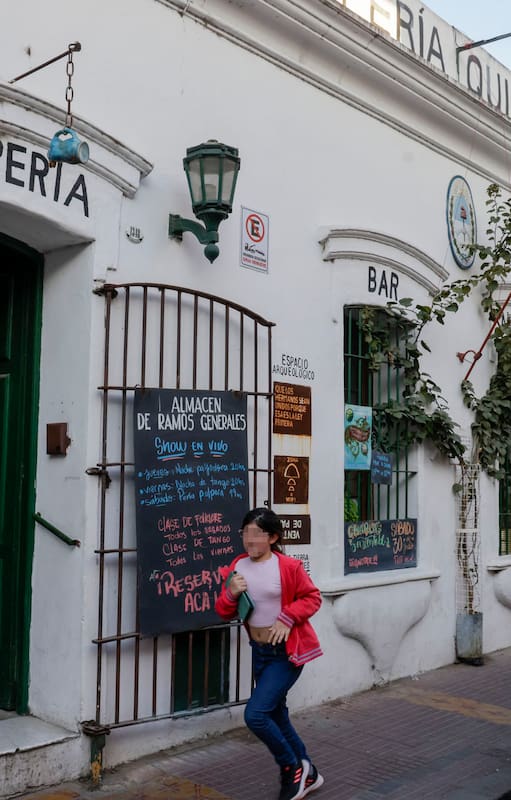 Tatiana y Gregorio Fabre compraron en 2012 la casona situada en Defensa al 1300 para convertirla en la Pulpería Quilapán