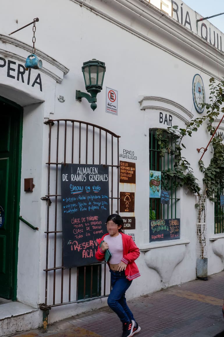 Tatiana y Gregorio Fabre compraron en 2012 la casona situada en Defensa al 1300 para convertirla en la Pulpería Quilapán