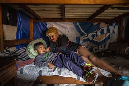 Tatiana y Jairo (4), el más chiquito de sus dos hermanos