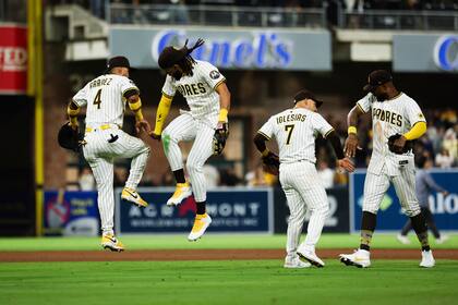 Tatis y Heyward conectan jonrones; Padres blanquean a Rockies otra vez, 2-0