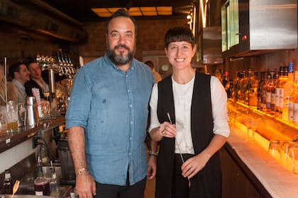 Los reconocido bartenders Tato Giovannoni e Inés de los Santos, que trabajó siete años en el Gran Bar Danzón